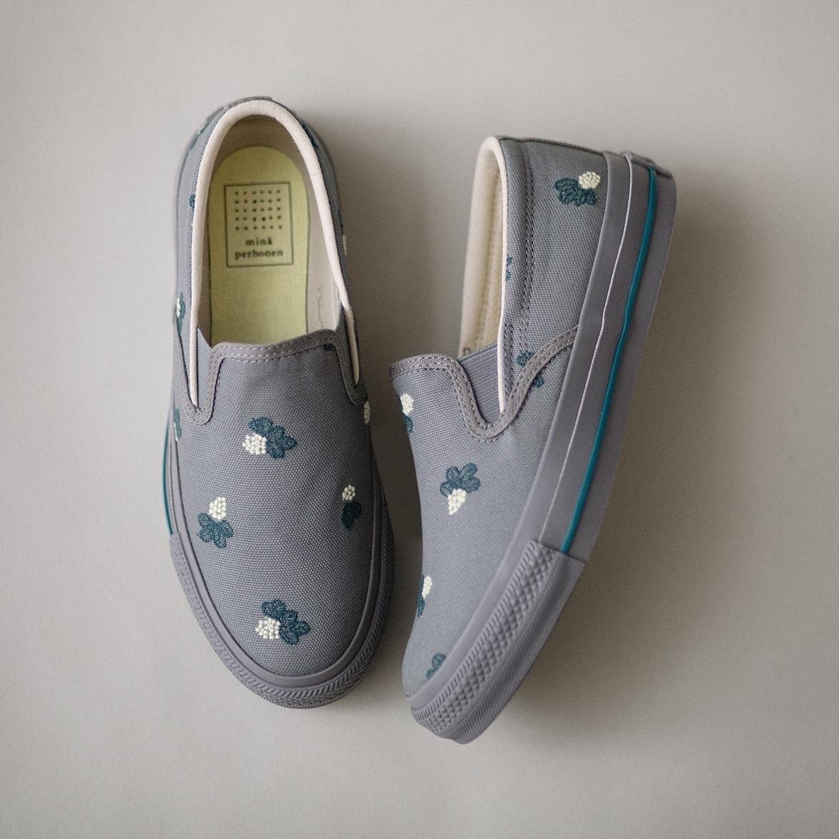 コンバース×ミナ ペルホネンのスニーカー、“満天の星きらめく”刺繍の