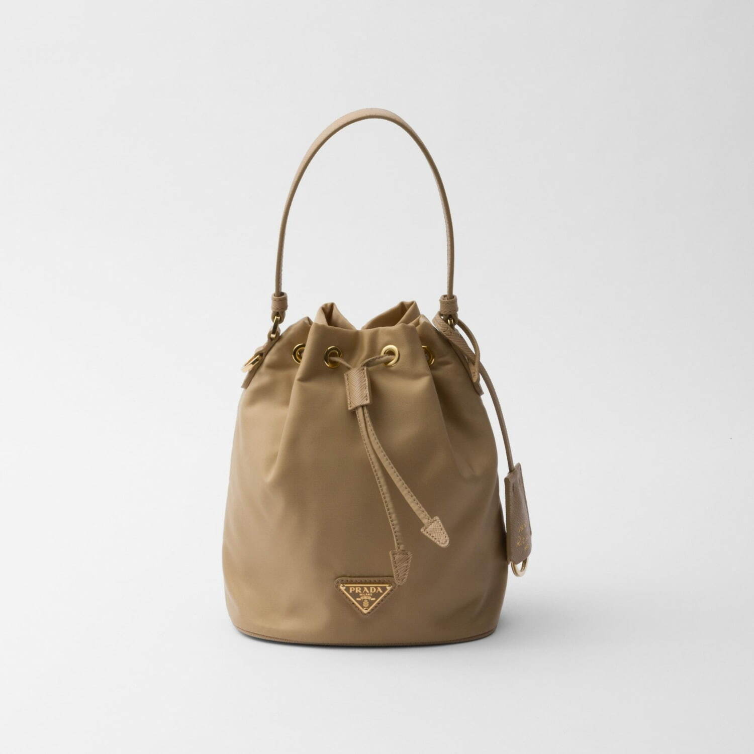 プラダ リエディション 1978」24年春夏バッグ、“アーカイブ着想”の