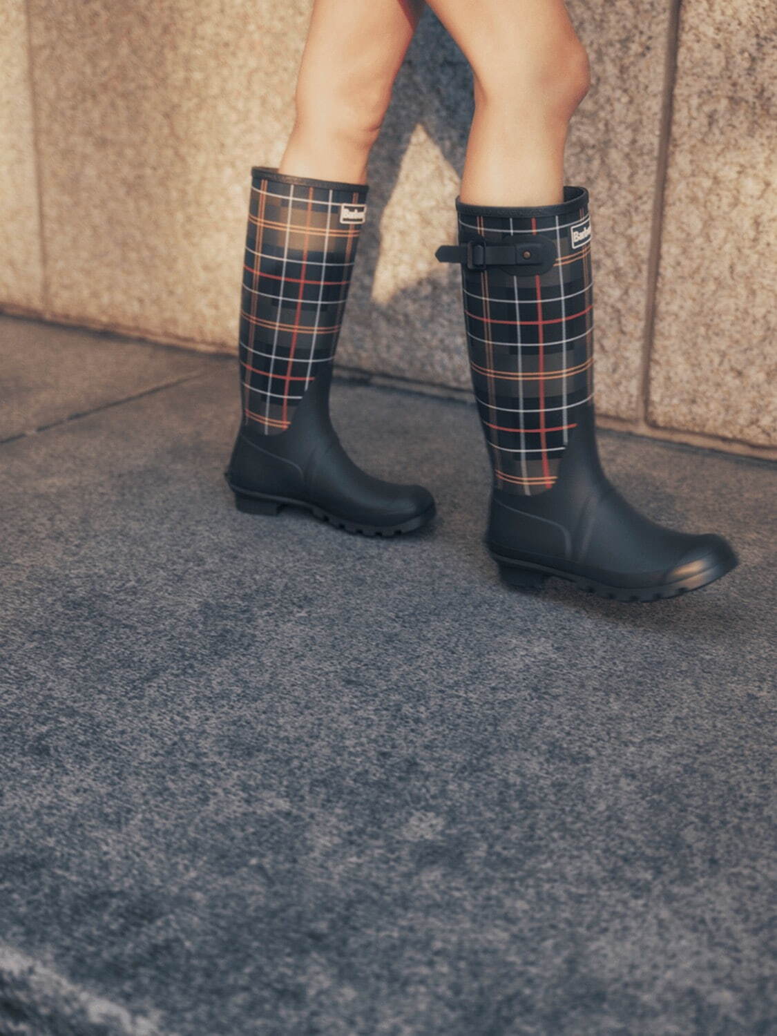 バブアーの24年春夏新作、“タータンチェック”のバンドカラーシャツ