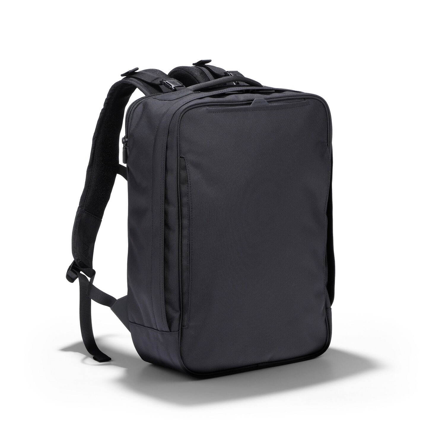 モノリスの“オールブラック”バックパック、マグネットポケットの収納力