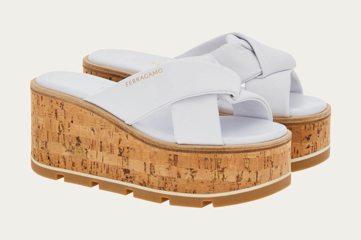 フェラガモのウィメンズサンダル、厚底コルクソールや“ペールトーン