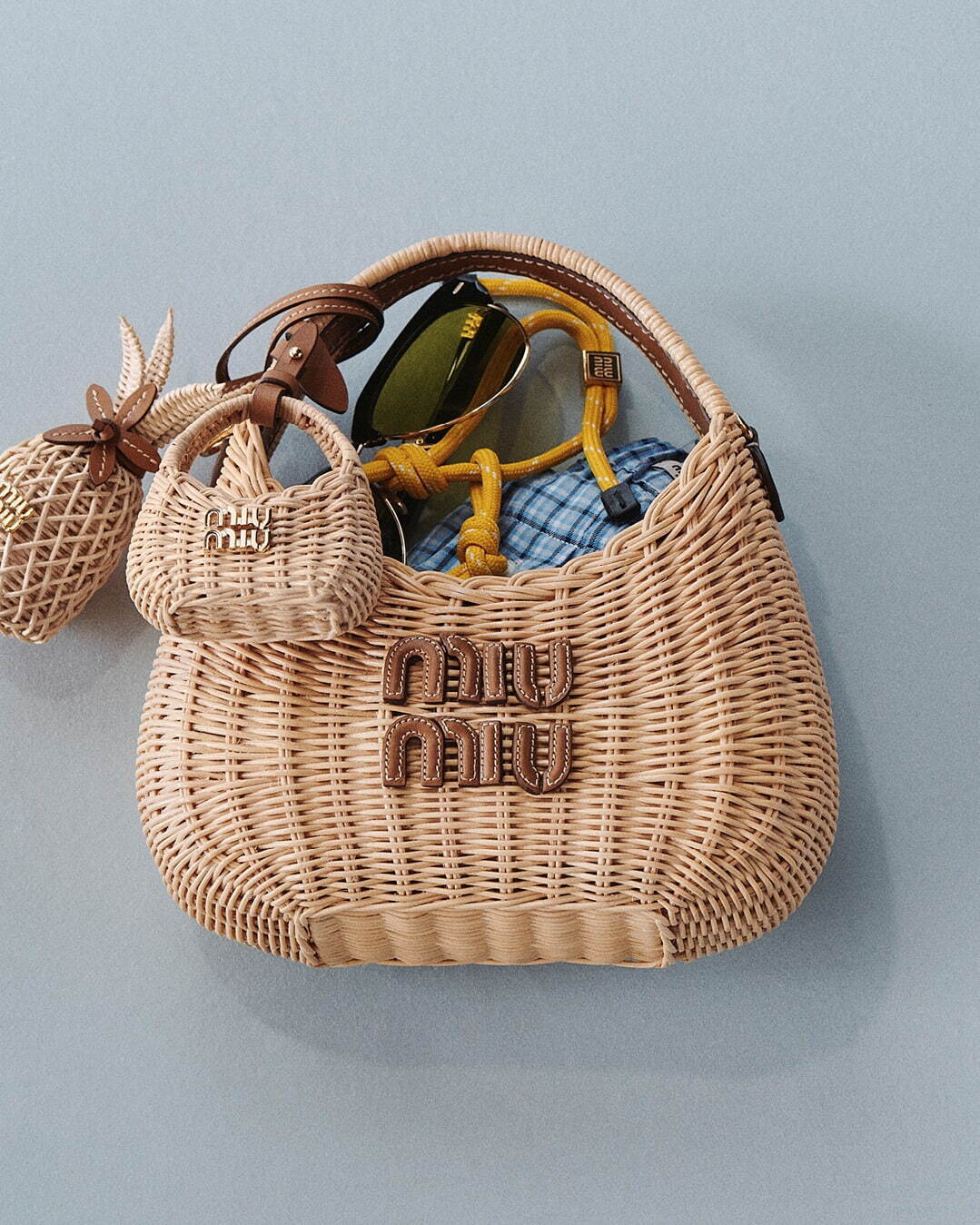 ミュウミュウ レテ」レザーハンドル付きかごバッグ＆鮮やかストライプ