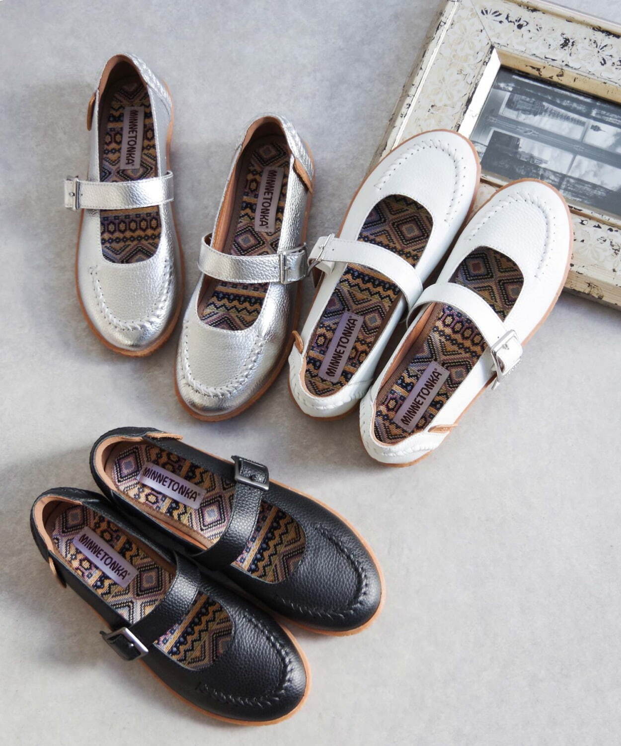 ミネトンカ24年春夏フラットシューズ、“シボ感”のある上品レザーの