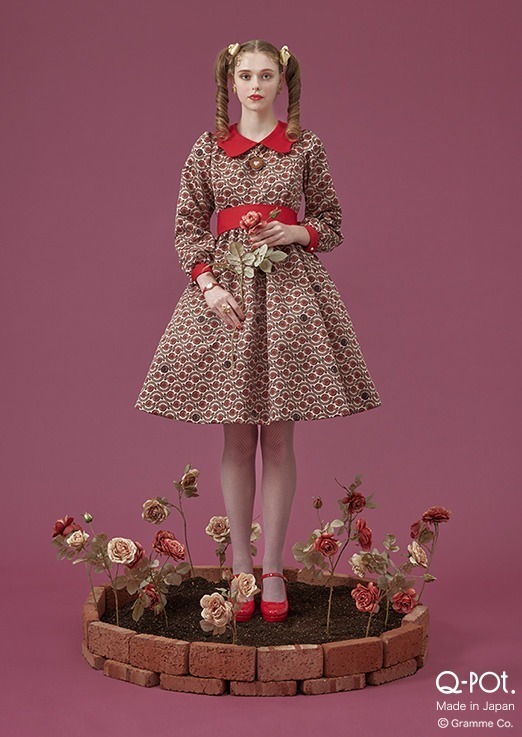 Q-pot. Dress新作ジャムクッキー柄のワンピースなど、『鏡の国のアリス