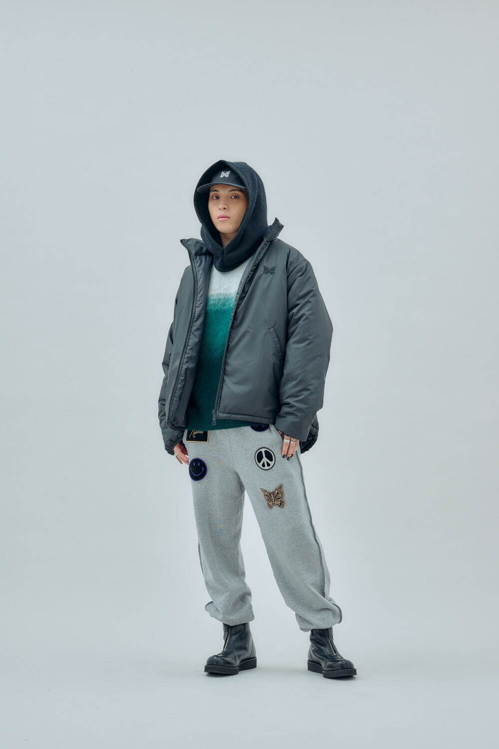 ニードルズ×ステュディオス、“蝶の刺繍入り”オールブラックの中綿