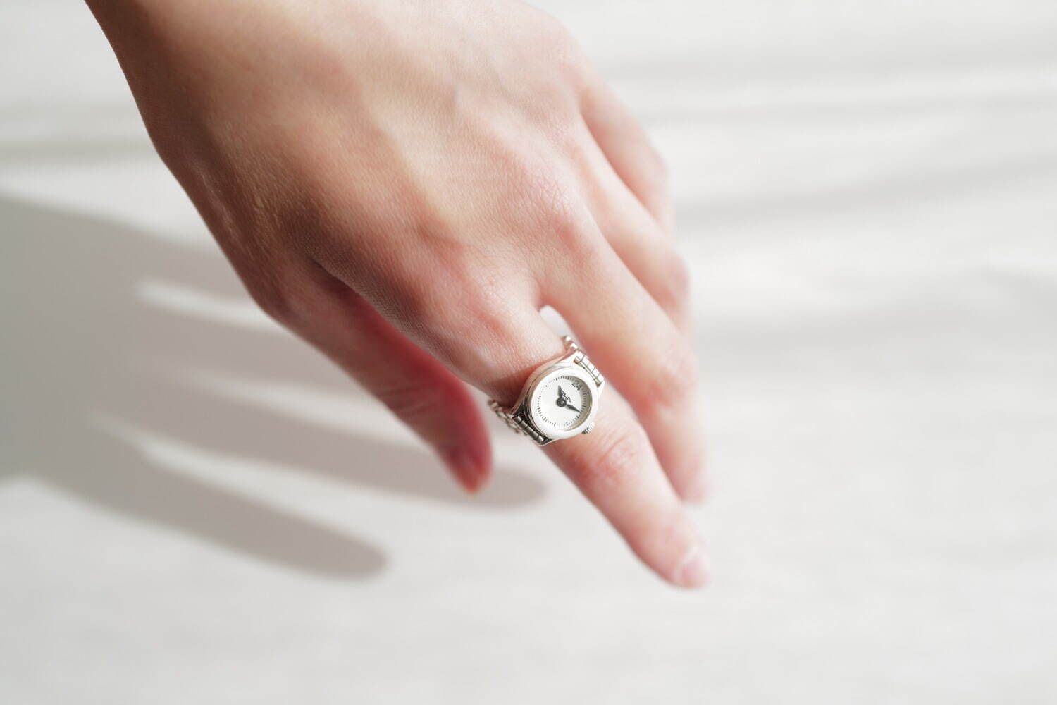 指輪感覚で着ける“指時計”「モコ」24年新作、シルバー製ケース