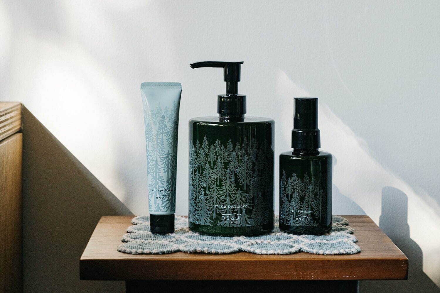 オサジ24年春コスメ「ミナ ペルホネン」コラボの限定ボディミルクなど