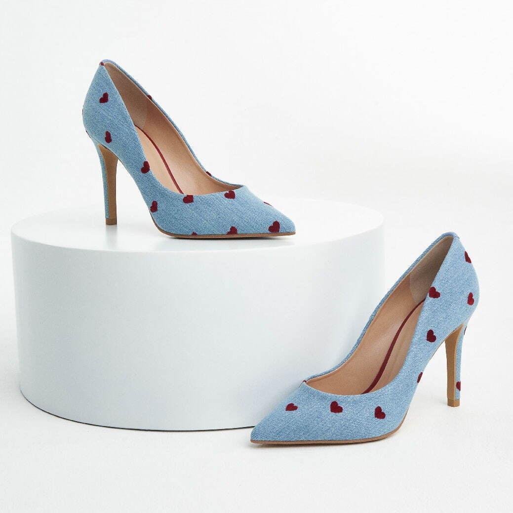 ダイアナの24年バレンタイン限定シューズ、“デニム×ハートモチーフ”の
