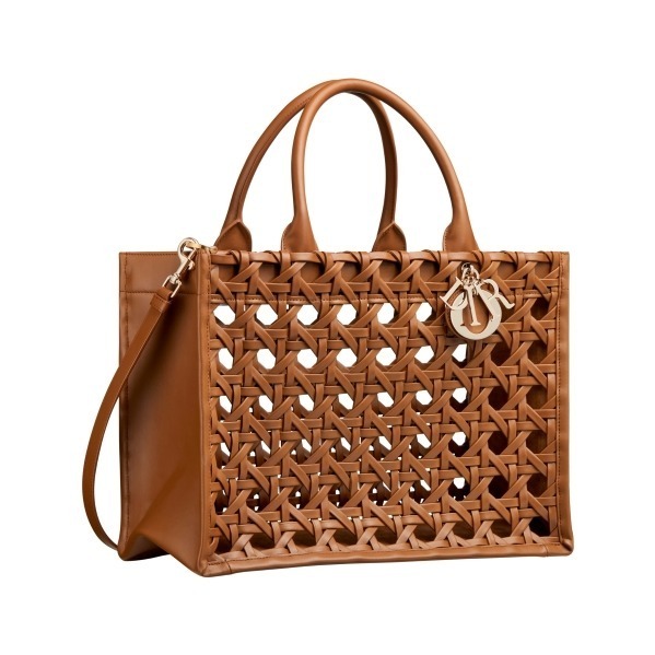 ディオールの人気バッグ「ブックトート」ブラウンレザーで“カナージュ