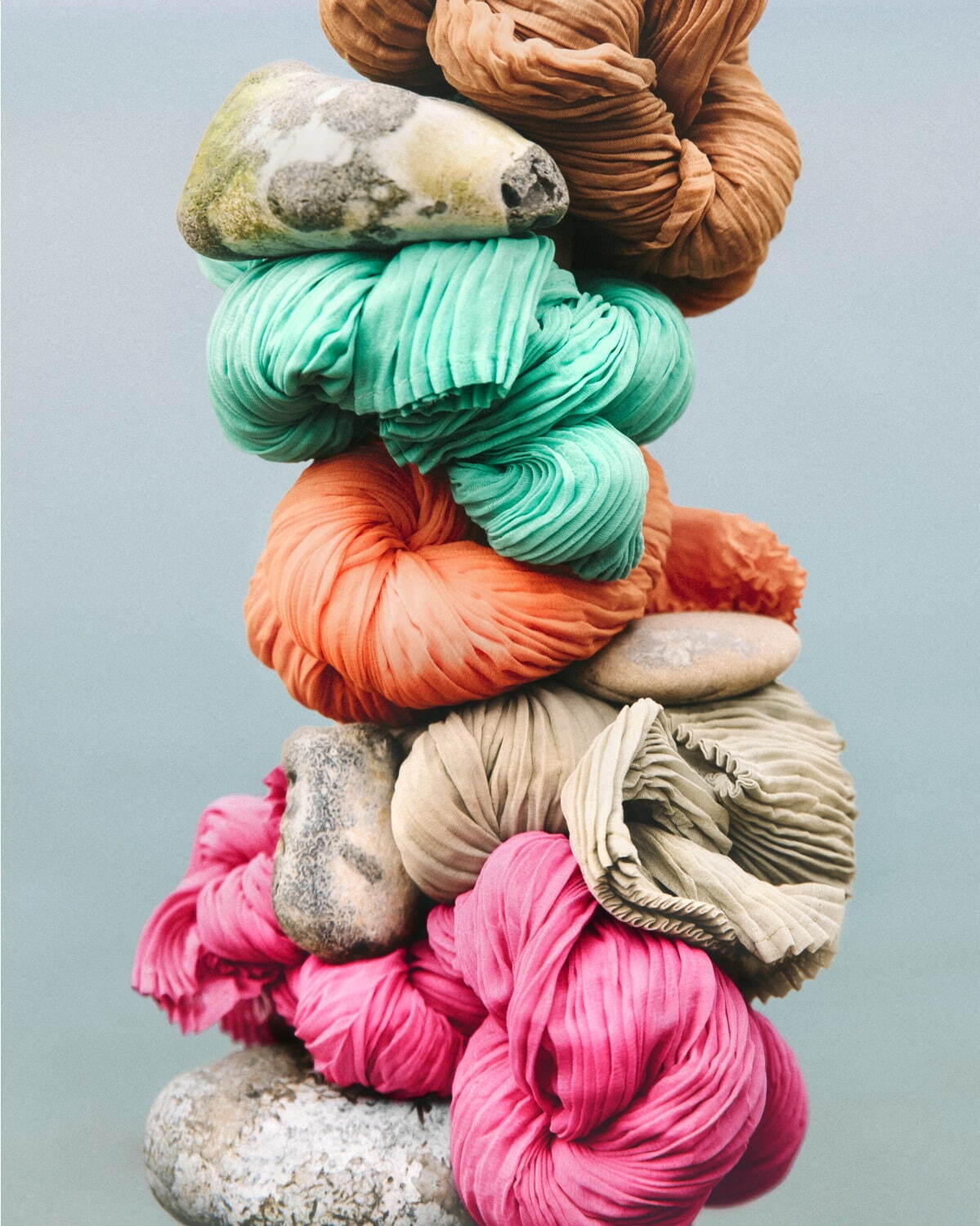 イッセイ ミヤケの“プリーツ＆ツイスト加工”ハイネックトップス