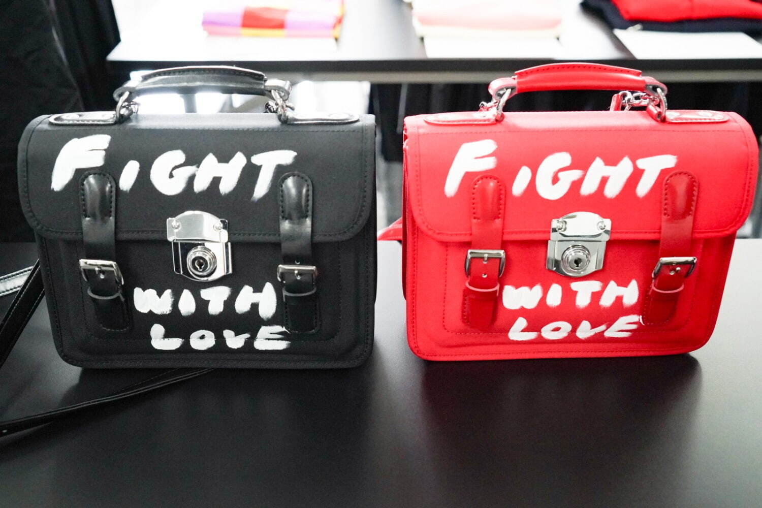 コム デ ギャルソン・ガール25年春夏、“手書き風ペイント”配した