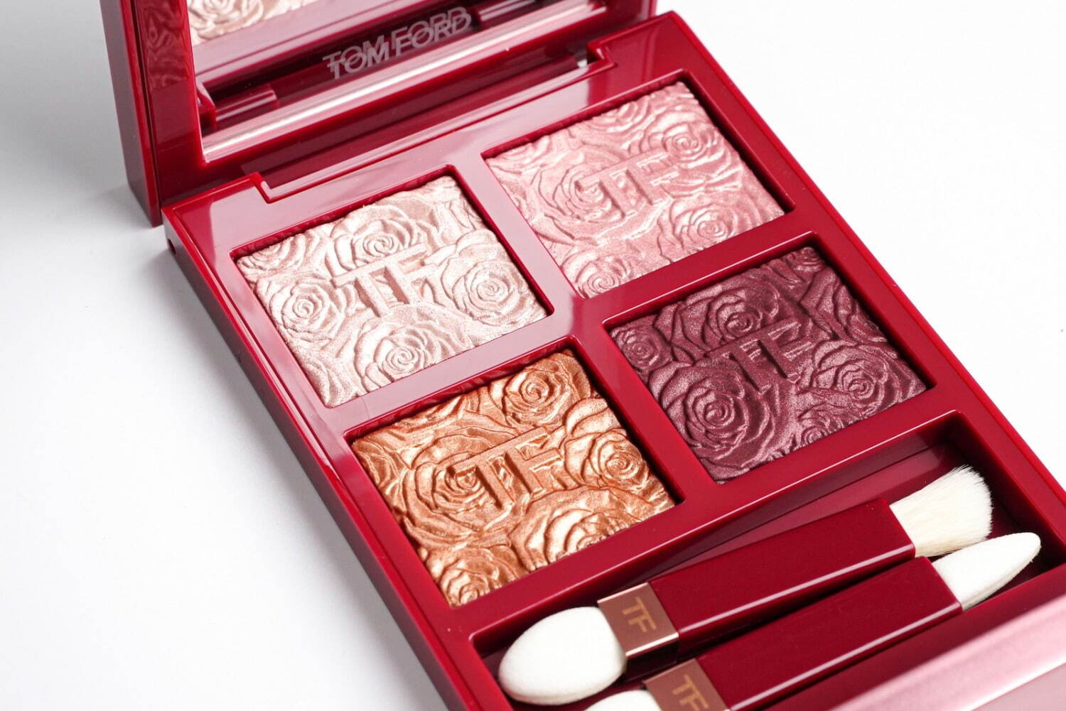 トム フォード ビューティ25年春コスメ、“薔薇の刻印入り”アイシャドウ