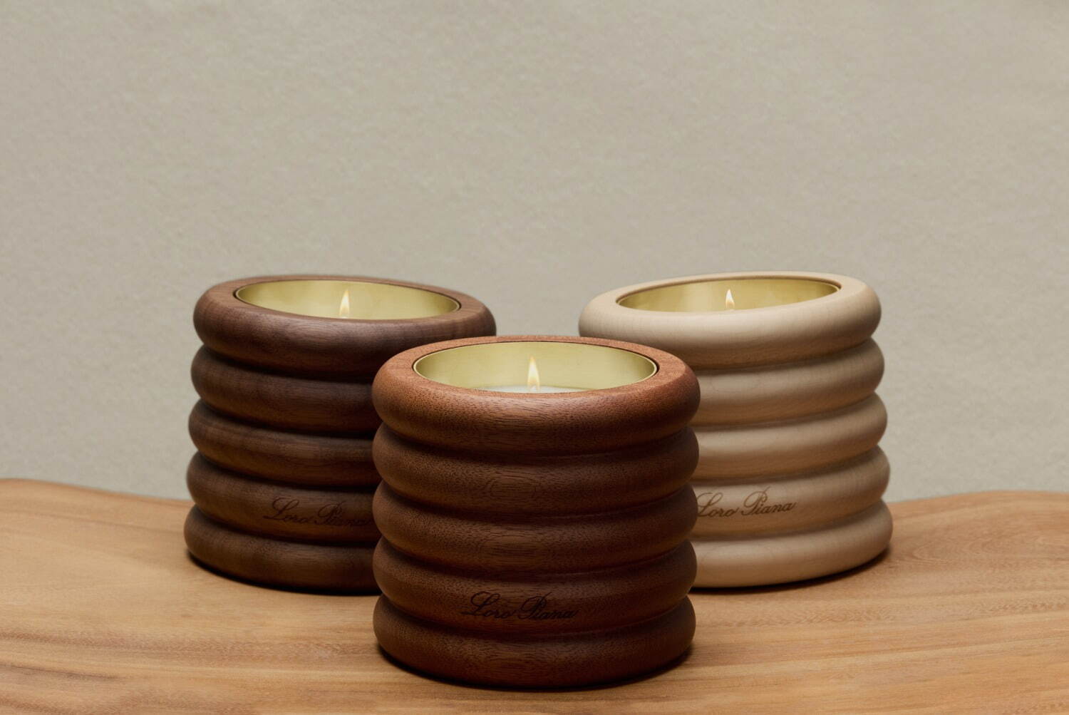 ロロ・ピアーナから“ファブリックの触感”着想アロマキャンドル、濃厚