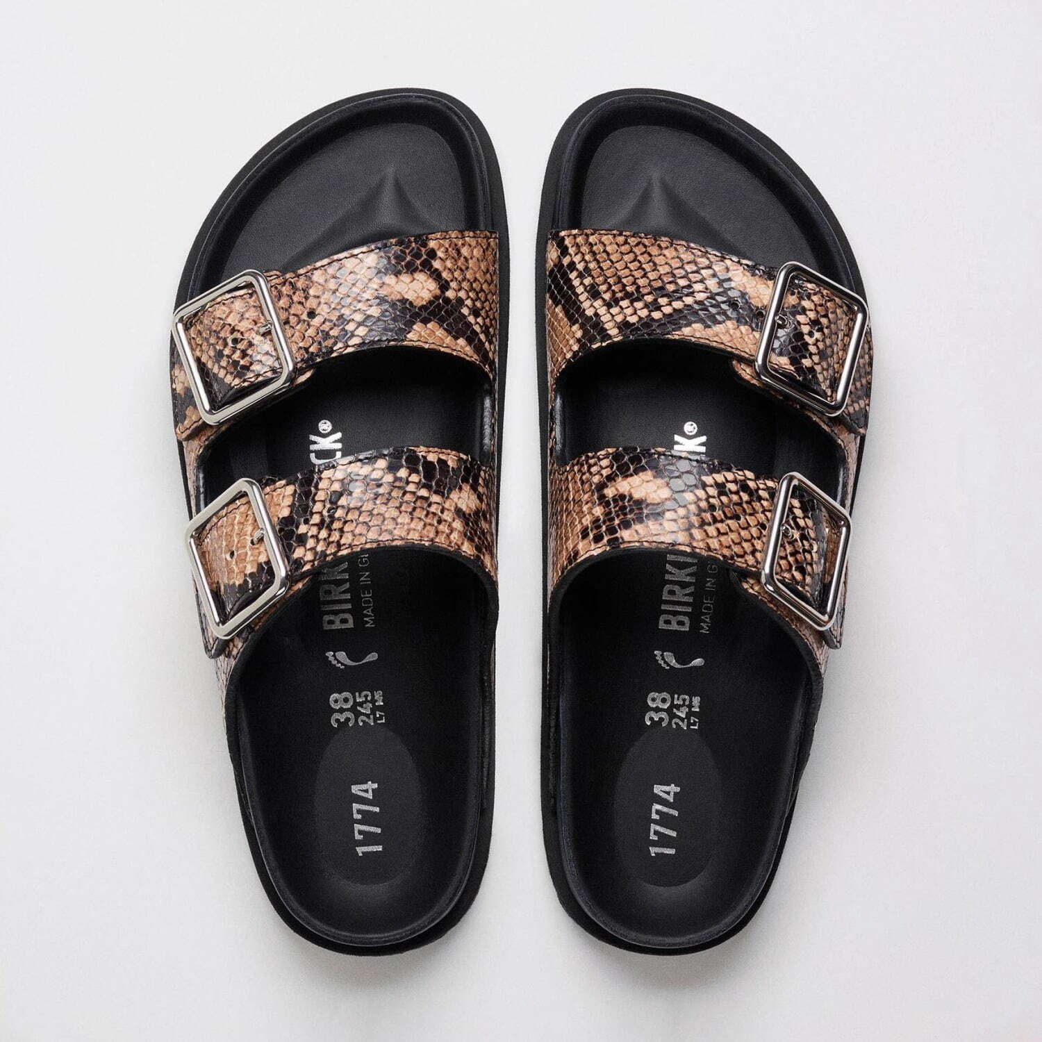 ビルケンシュトック 1774の“巳年”サンダル、パイソン柄入りレザー