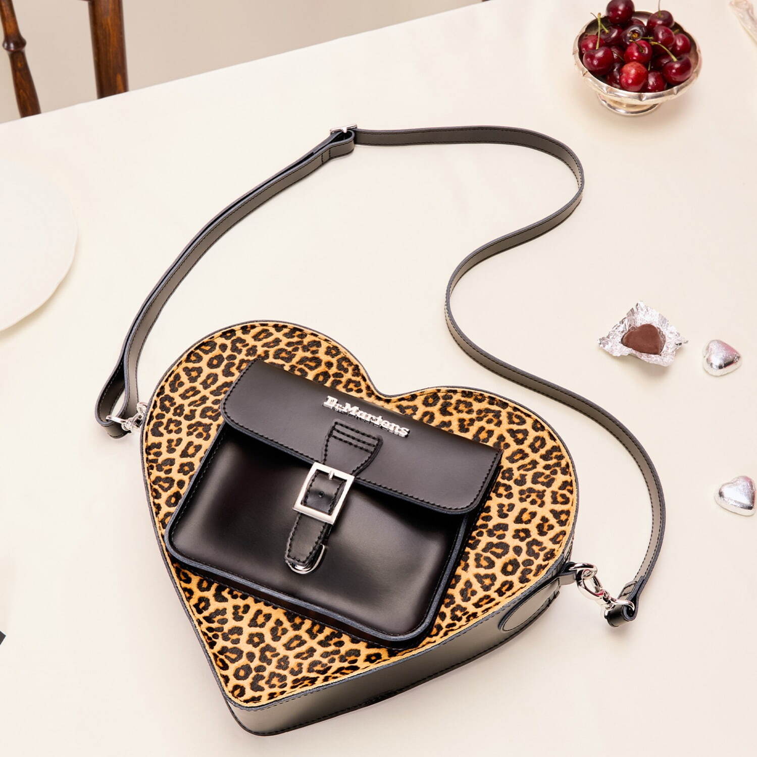 ドクターマーチンのバレンタイン限定「ハート バッグ」パウダーピンク