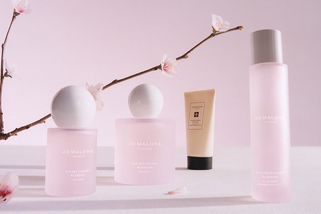 エルメスの香水「ローズ イケバナ」限定デザイン、“バラを見るウサギ