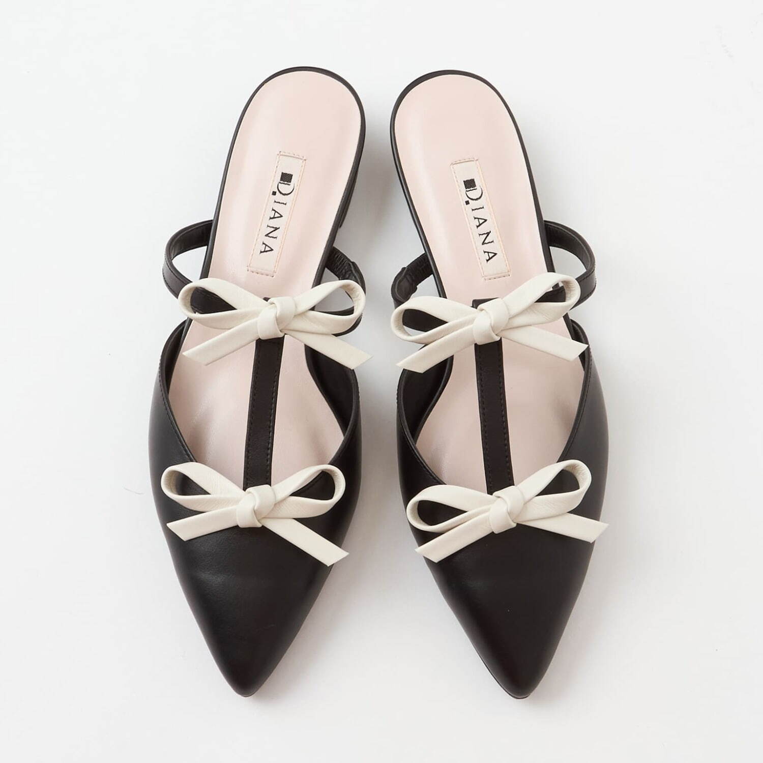 ダイアナ「プチリボン」を飾ったシューズ、“バレリーナ風”リボンの