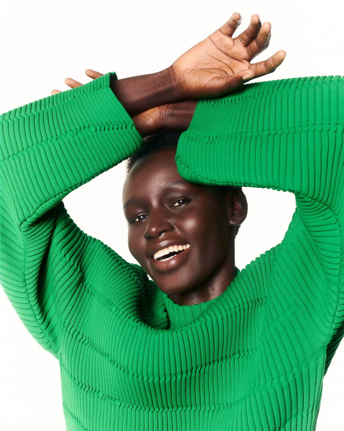 プリーツ プリーズ イッセイ ミヤケ“宇宙の鉱物”着想カラーのブルゾン