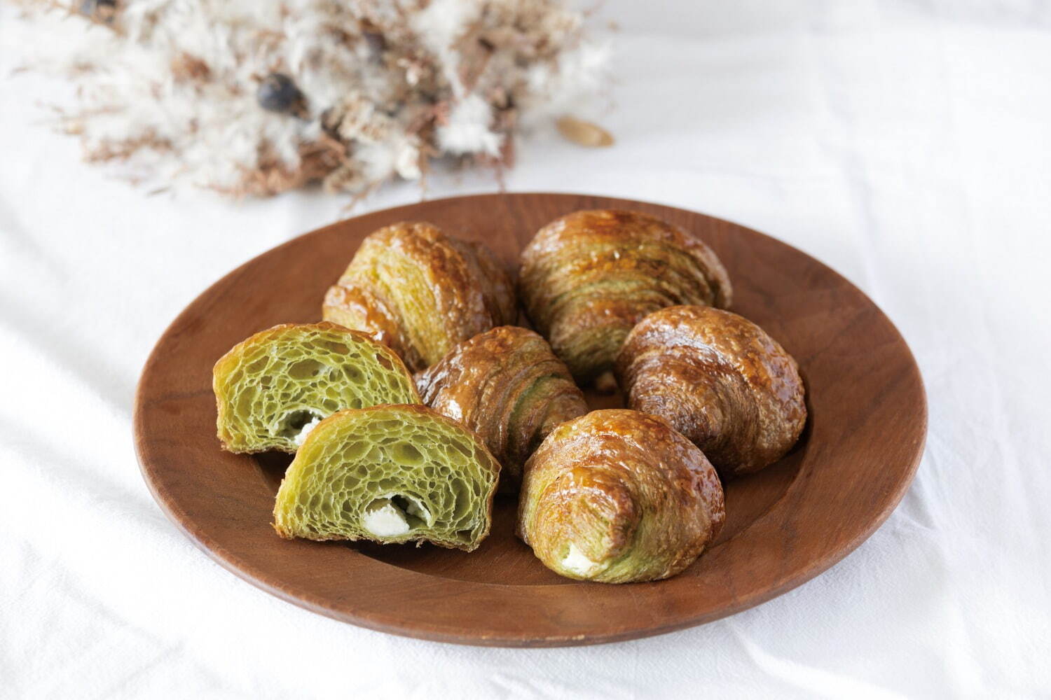 ミニヨン×辻利茶舗のミニクロワッサン、宇治抹茶香る“サクモチ”生地