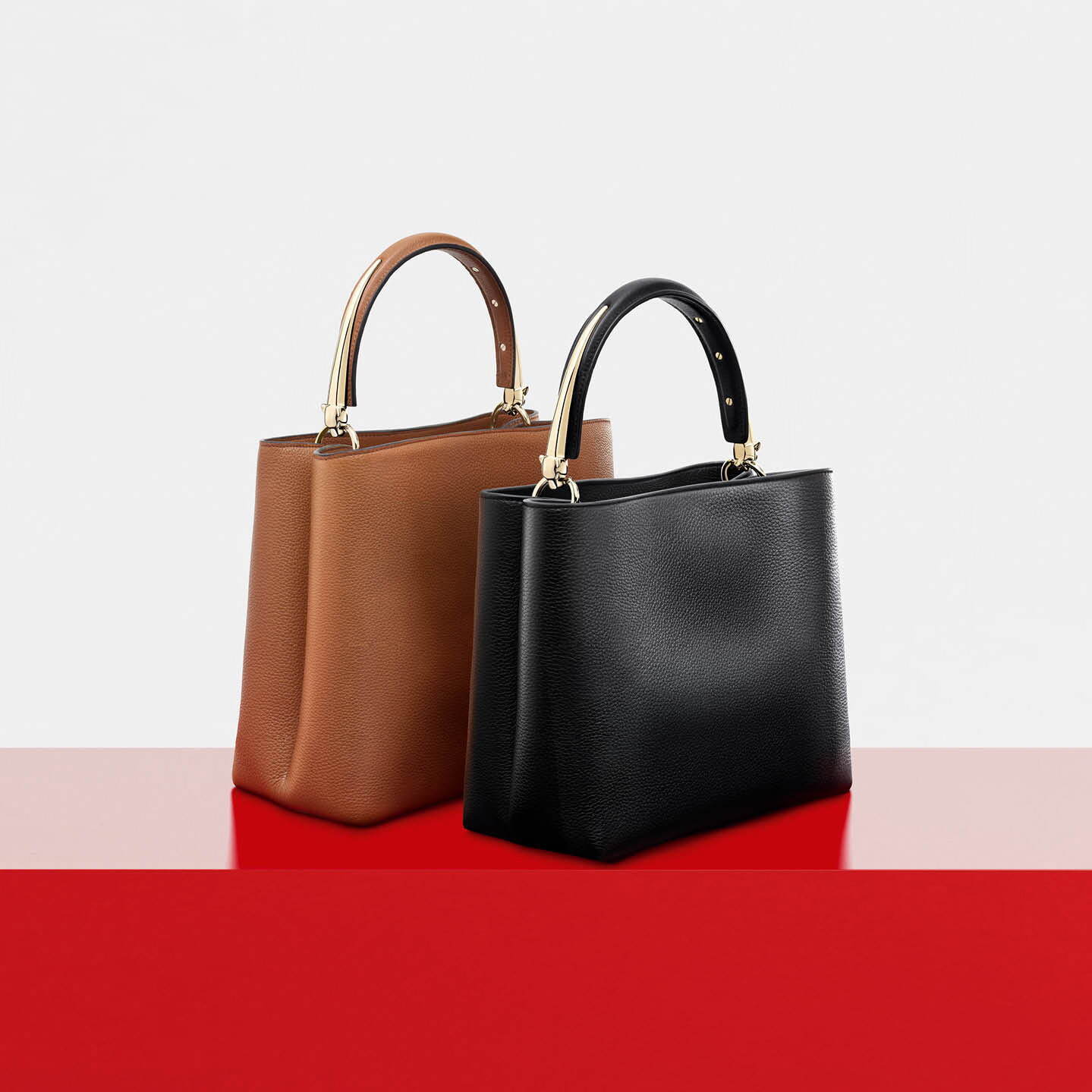 カルティエ「パンテール ドゥーブル」バッグ、“豹”を象ったハンドル