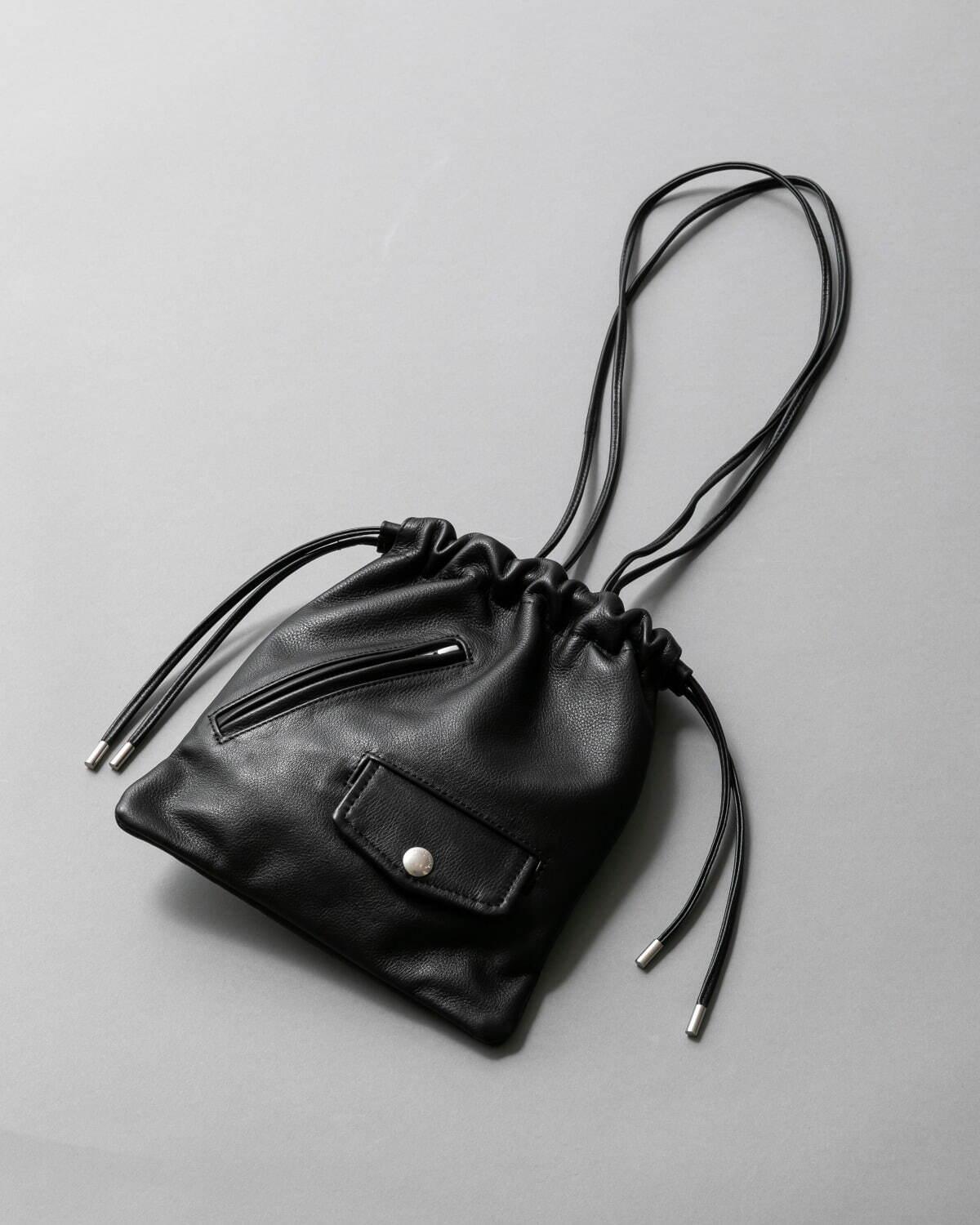 ビューティフルピープル「ライダースバッグ」新作、革ジャン風の巾着