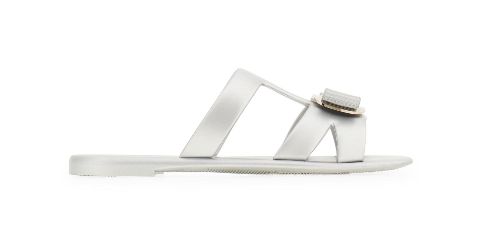 フェラガモ“ヴァラ”リボンのラフィア編みバレリーナシューズ＆フラット