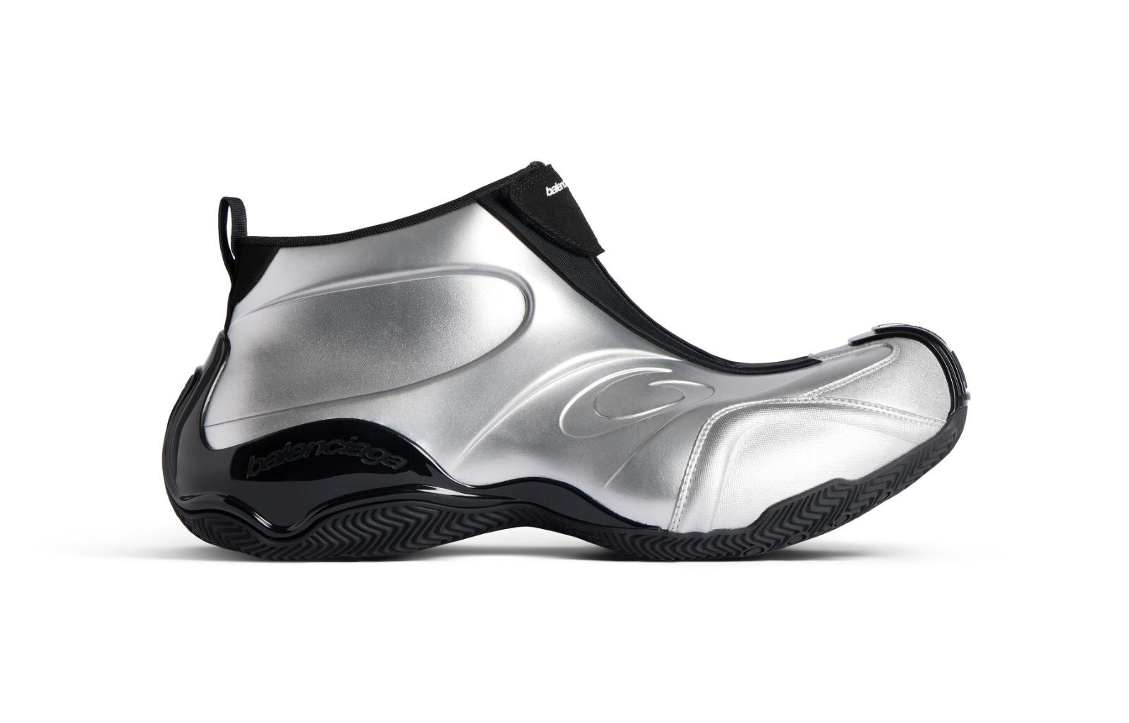 バレンシアガ“バスケシューズ着想”湾曲メンズスニーカー、近未来的