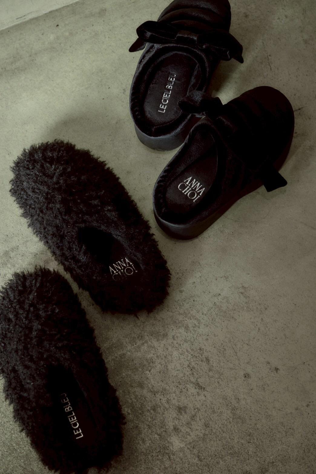 ぬいぐるみ風”ファー＆ベルベットリボンの厚底サンダル、スブ×ルシェル