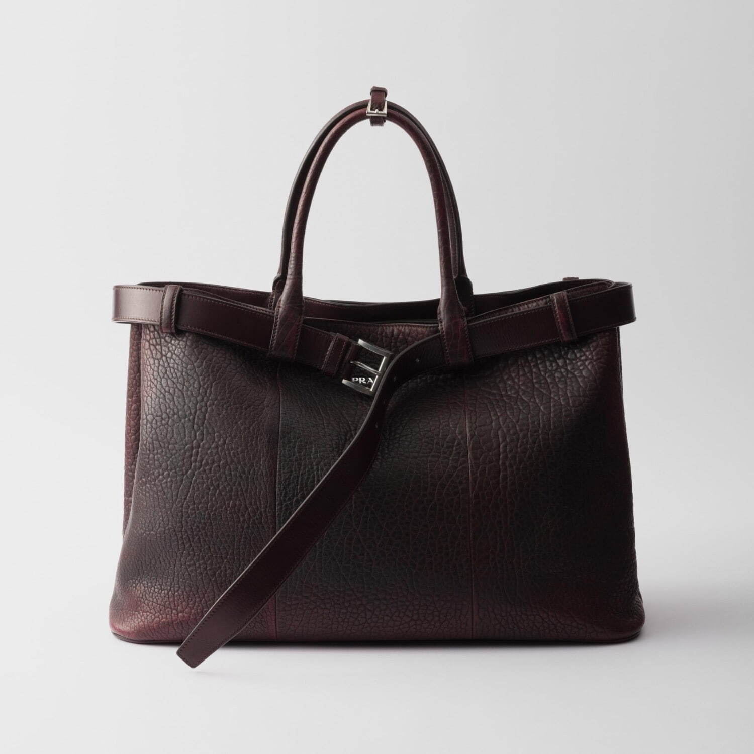 プラダ“ヴィンテージ加工レザー”のメンズバッグ、ベルト付きトート