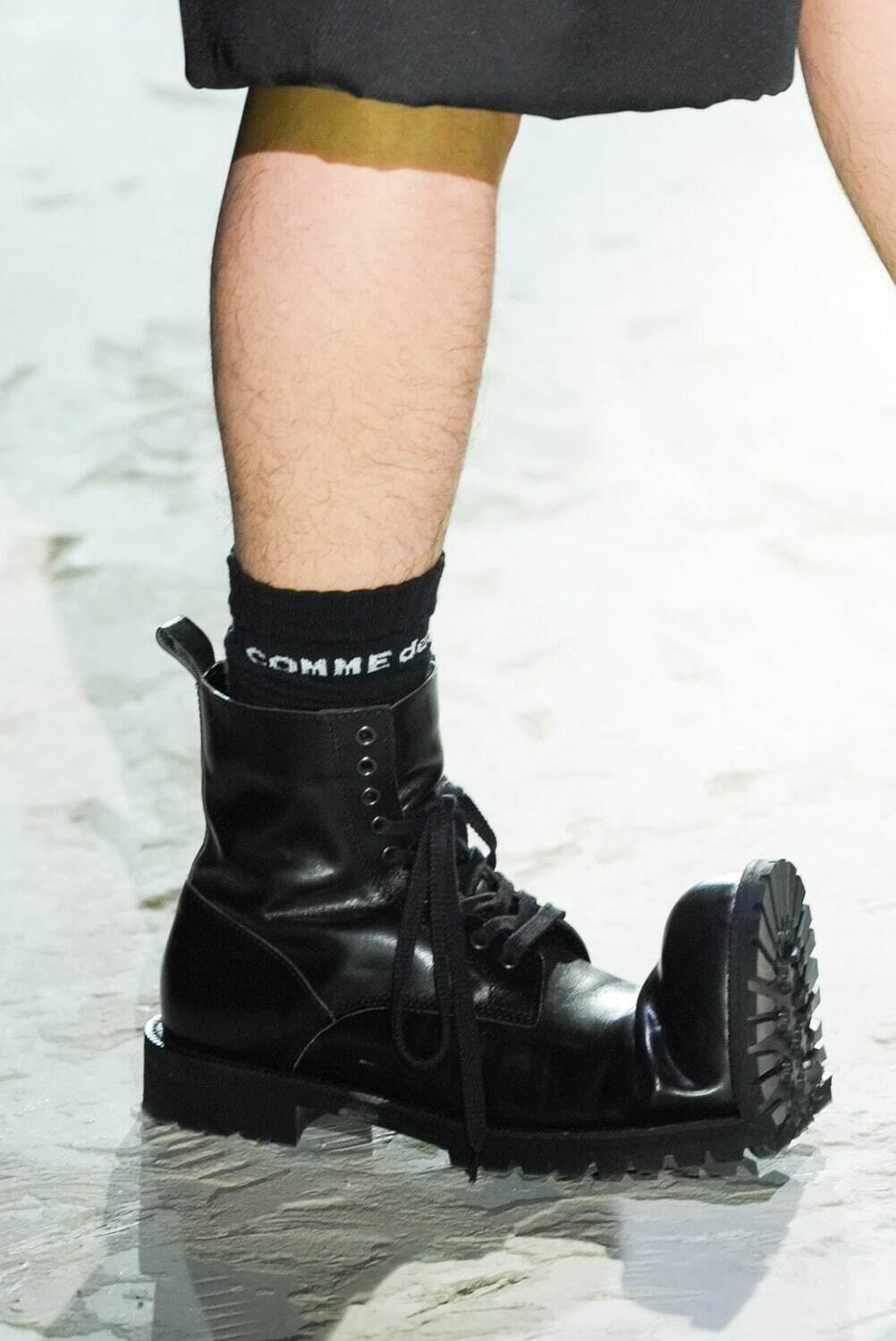 コム デ ギャルソン・オム プリュス“つま先を折り曲げた”シューズ