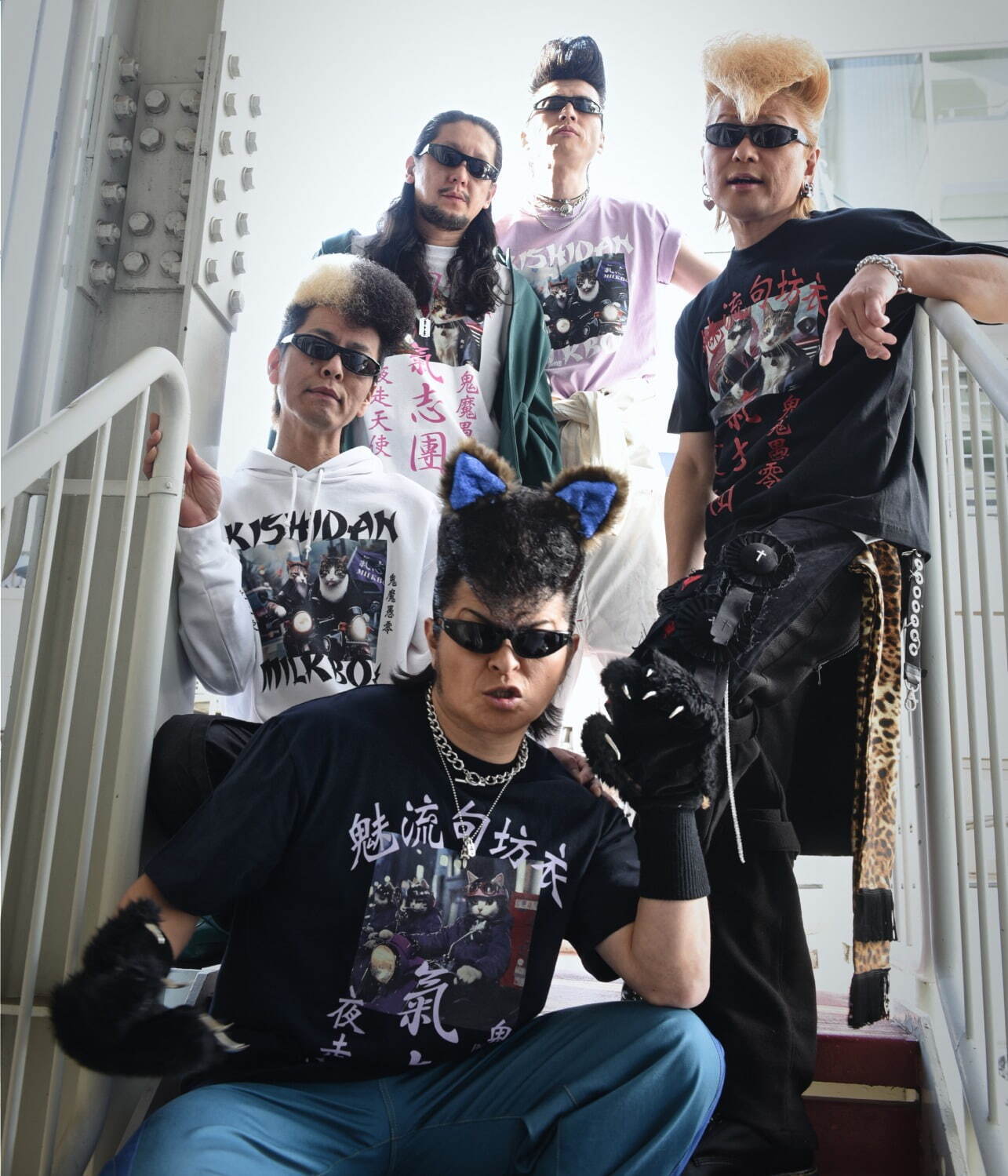 ミルクボーイが「氣志團」とコラボ！“不良風ネコ”のグラフィックT