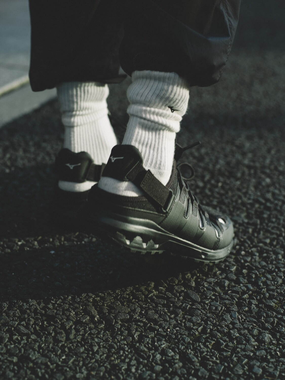 ミズノ×マーガレット・ハウエル、“スニーカー風”グルカサンダル＆撥水