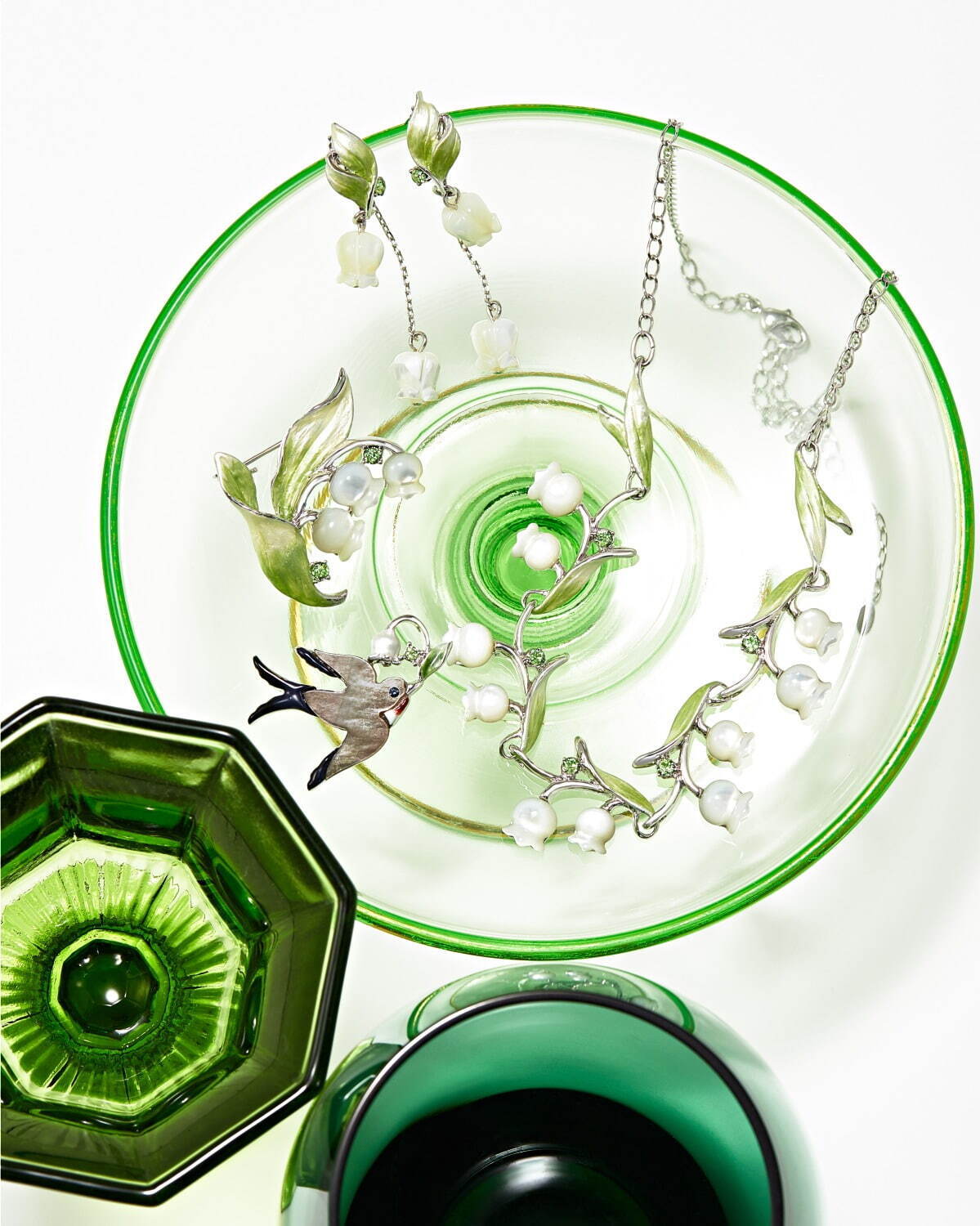 ヴァンドームブティック「すずらん」モチーフの白蝶貝アクセサリー