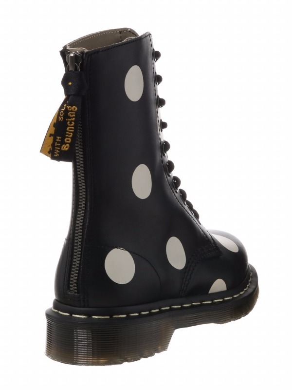 Y's×ドクターマーチンの新作10ホールブーツ - ランダムな水玉模様の