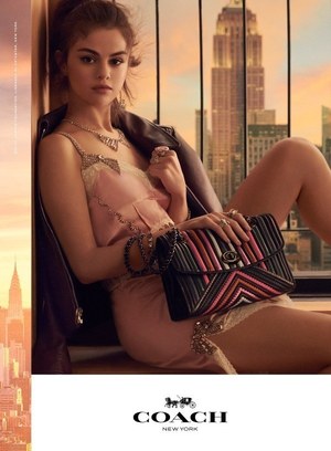 コーチの新作バッグ、カラフルなチェーンバッグ＆ピンクトート