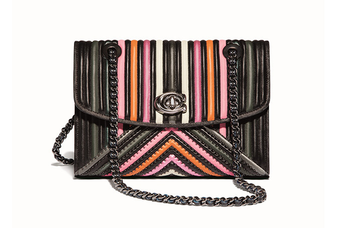 コーチの新作バッグ、カラフルなチェーンバッグ＆ピンクトート