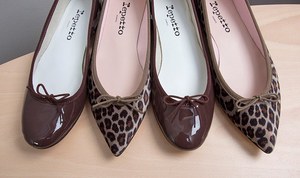 レペットのレオパードシリーズ、バレリーナシューズにベルベット素材の