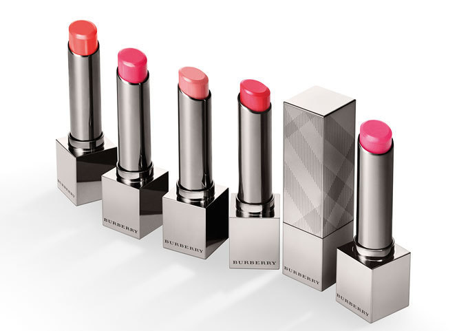 バーバリーのメイクアップコレクション、シアータイプの新リップ全28色