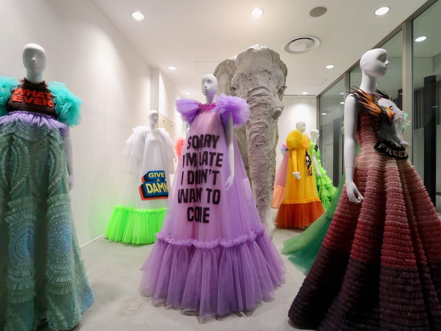 ヴィクター＆ロルフ「NO」ドレス着想のチュールTシャツをドーバー銀座