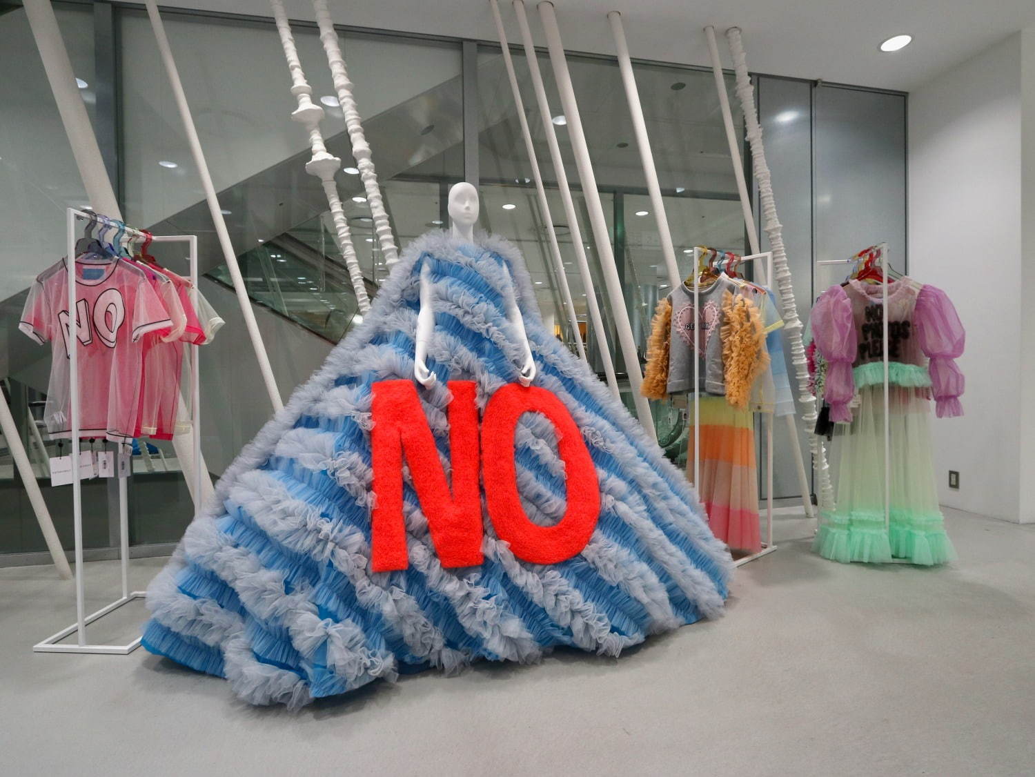 ヴィクター＆ロルフ「NO」ドレス着想のチュールTシャツをドーバー銀座