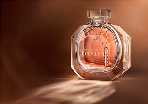 バーバリーの香水「ボディ」からバカラのクリスタルボトル入り限定