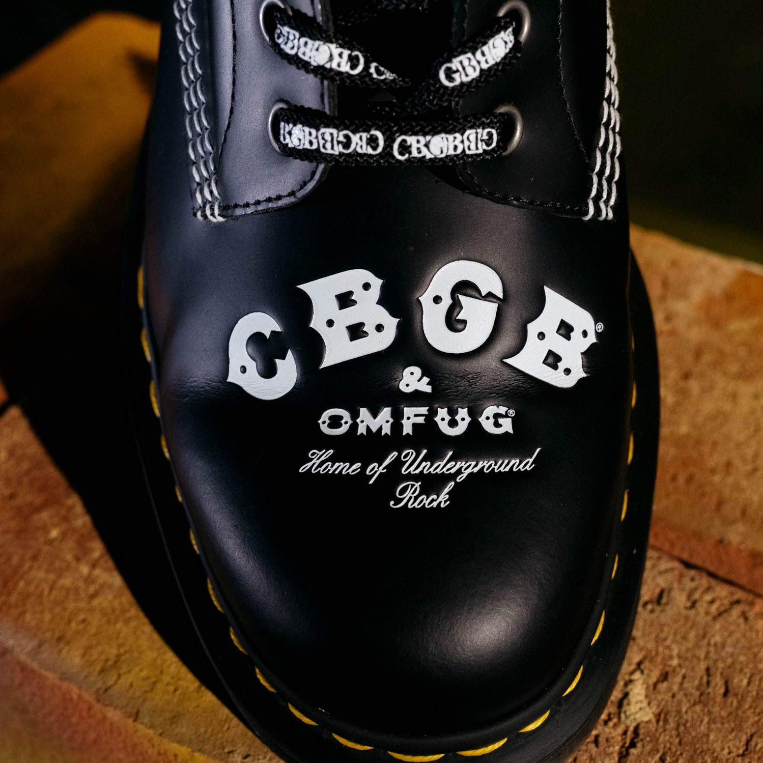 ドクターマーチン”スカル”コラージュ柄の8ホールブーツ、NYライブ