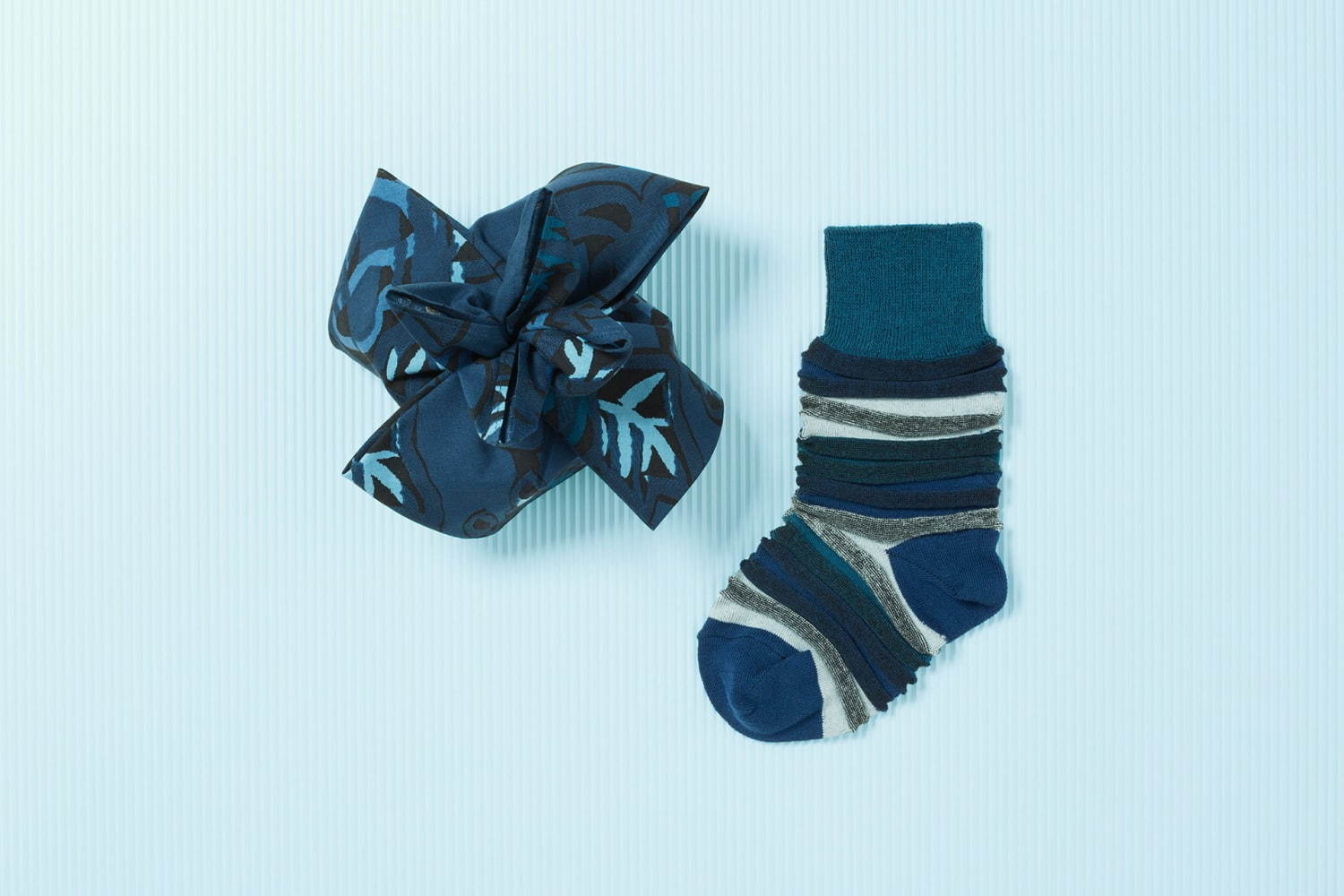 イッセイ ミヤケ メンからバレンタイン向け”花”モチーフ限定ソックス