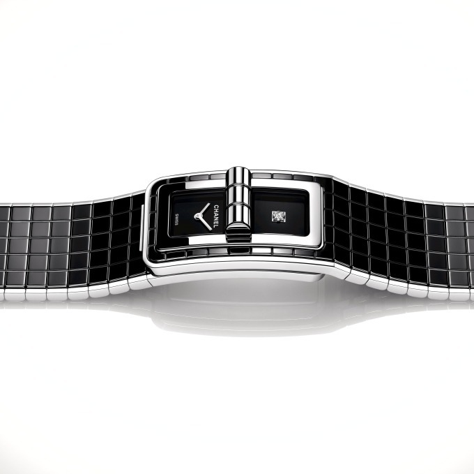 シャネルのブレスレットウォッチ「コード ココ」にブラックセラミック