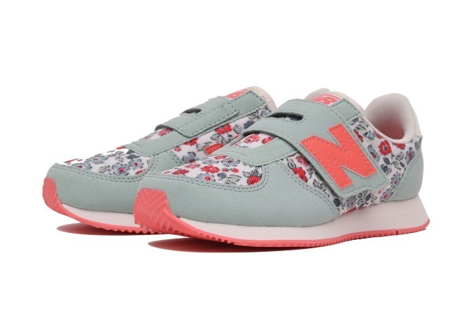キャス キッドソン×ニューバランスのコラボシューズ、小花模様を