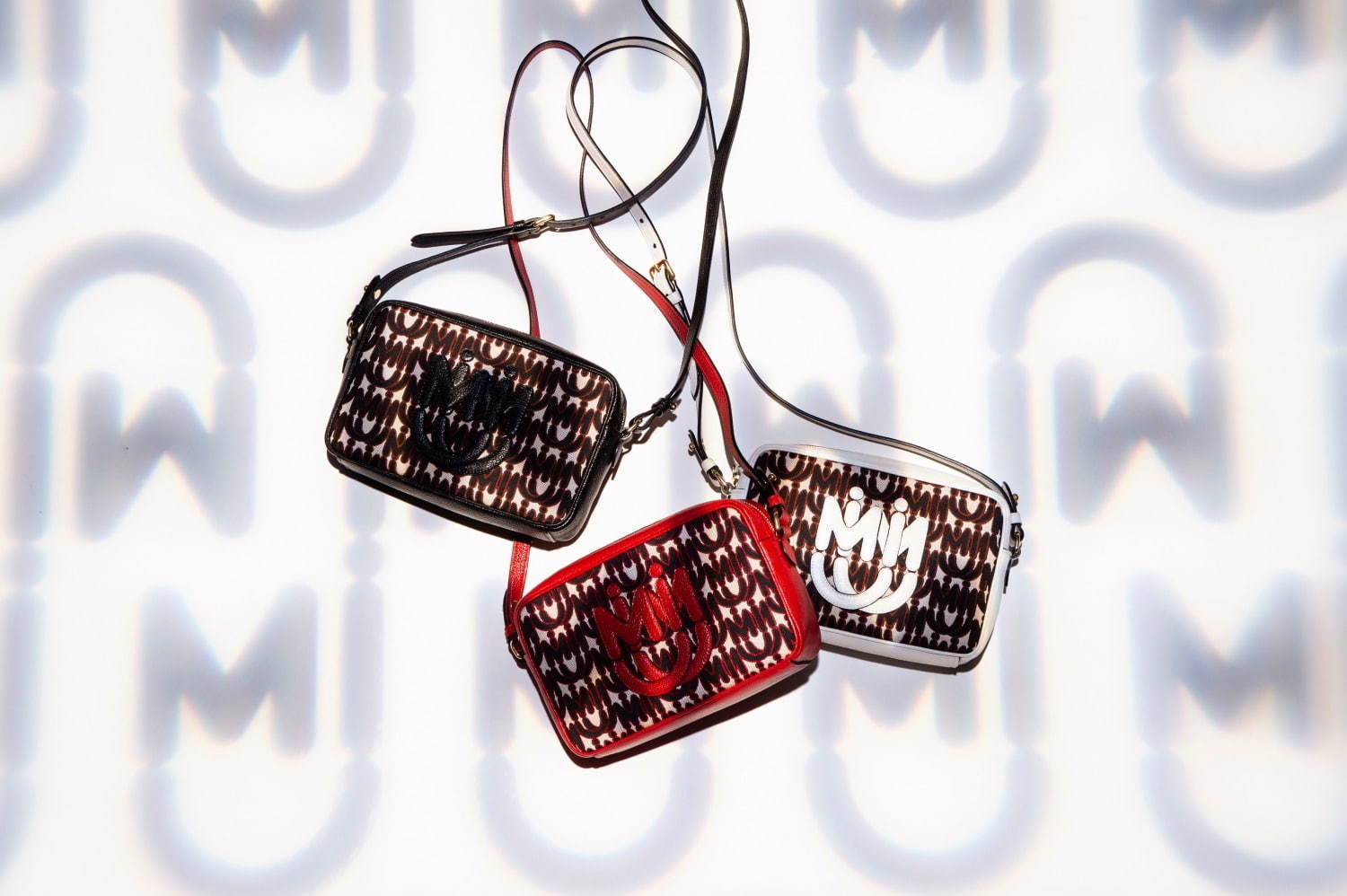 ミュウミュウ×M/M (Paris)グラフィックロゴの新作ハンドバッグやクロス