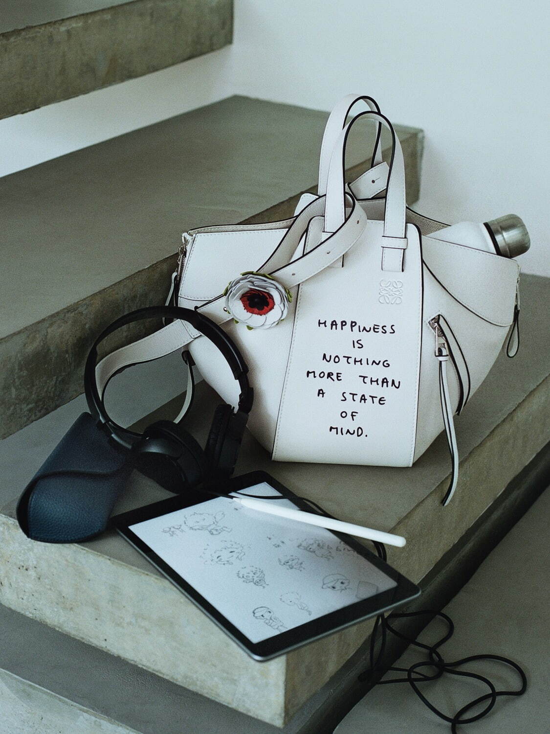 ロエベの「ハンモック」バッグに“ポジティブなメッセージ入り”新作