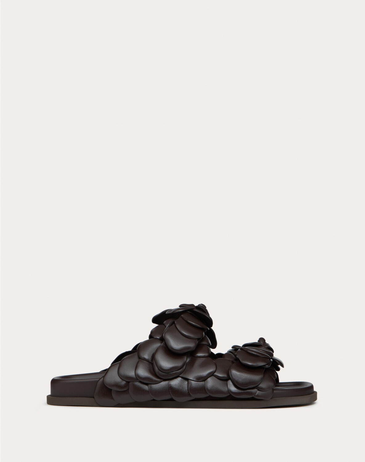 ヴァレンティノのメンズサンダル、“バラ”を象ったレザーサンダルや