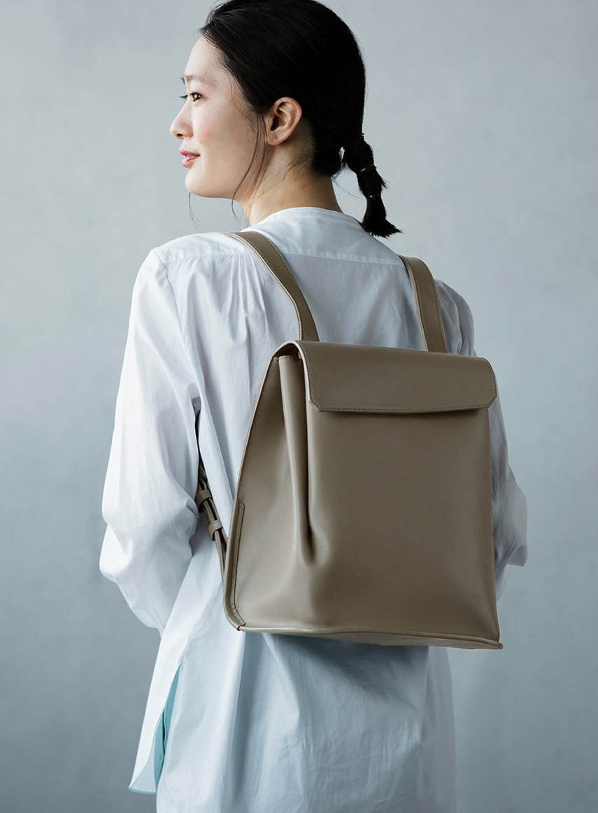 土屋鞄製造所の新作「ナミ(Nami)」革を折り重ねた“タックポケット”付き