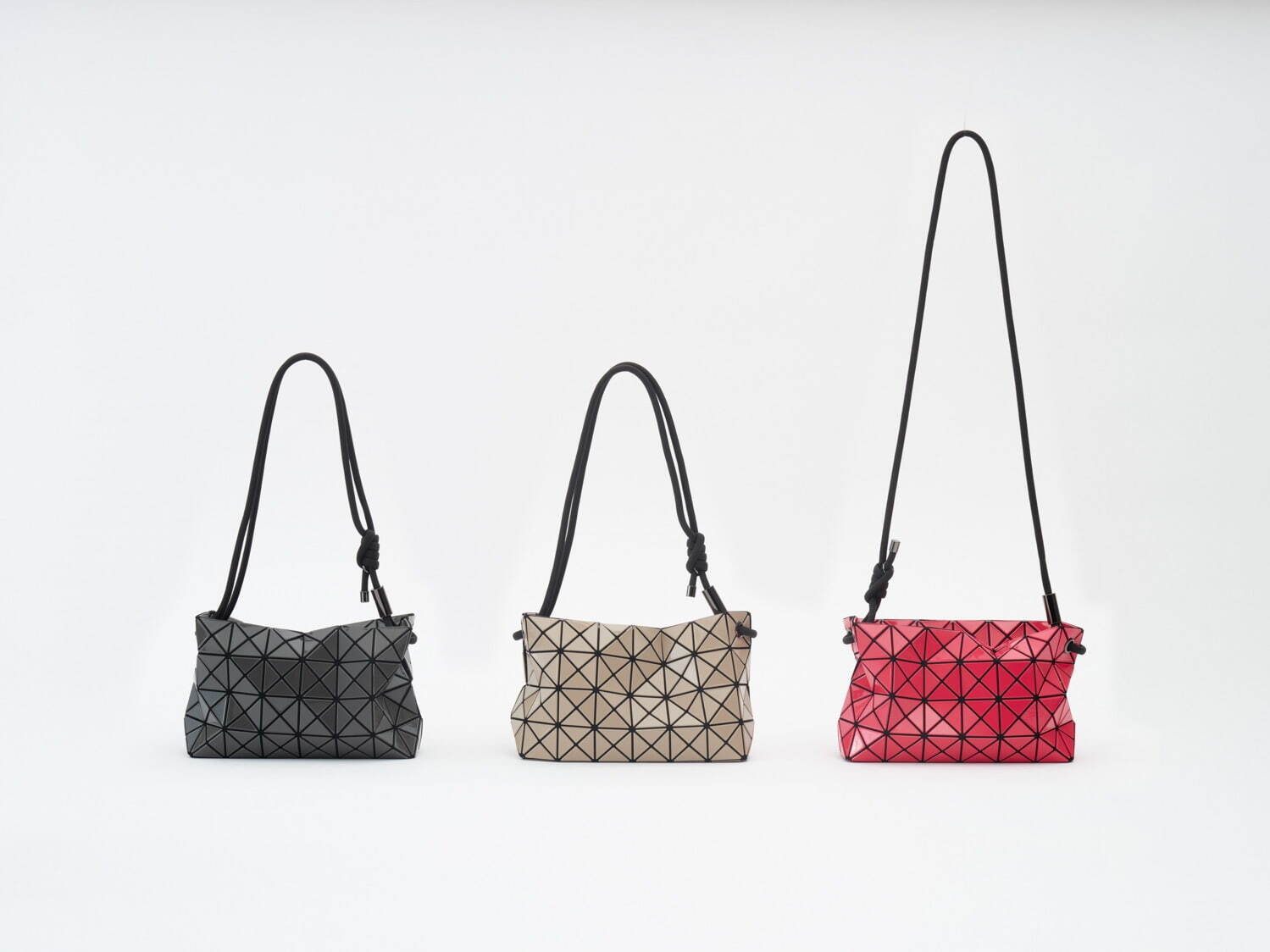 BAO BAO ISSEY MIYAKE新作、フォルムが変化する2WAYショルダーバッグ